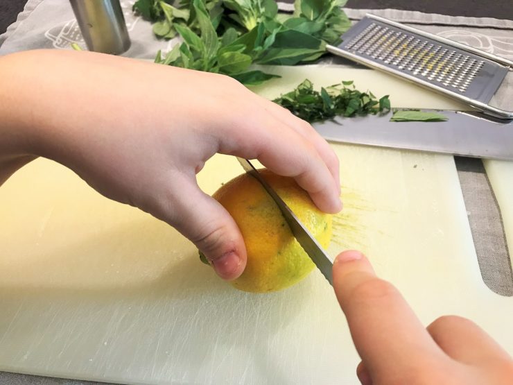 Erste Hilfe Küche Kinder lernen schneiden Messer
