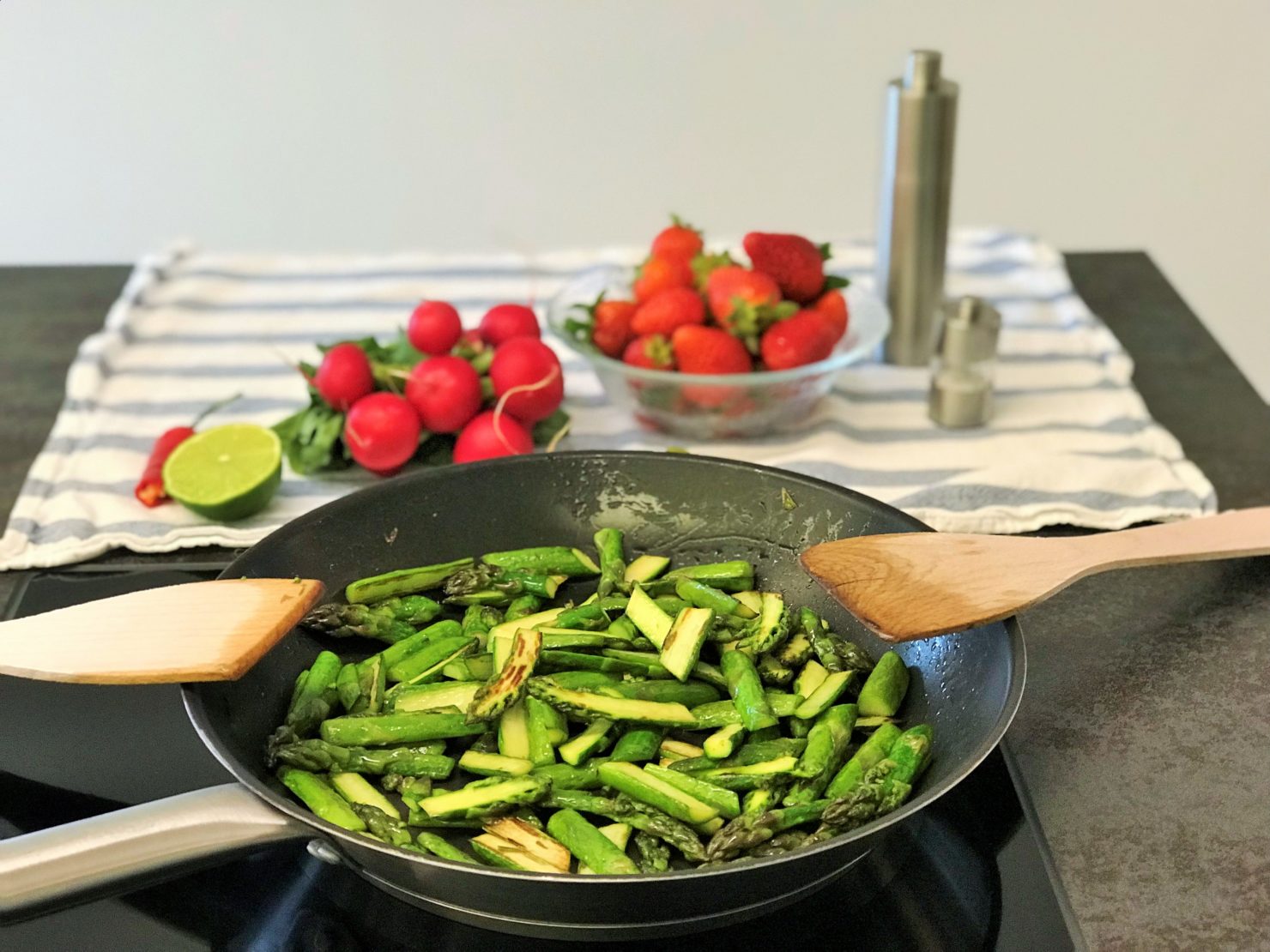 Saisonal frisch & fein: Spargelsalat mit Erdbeeren