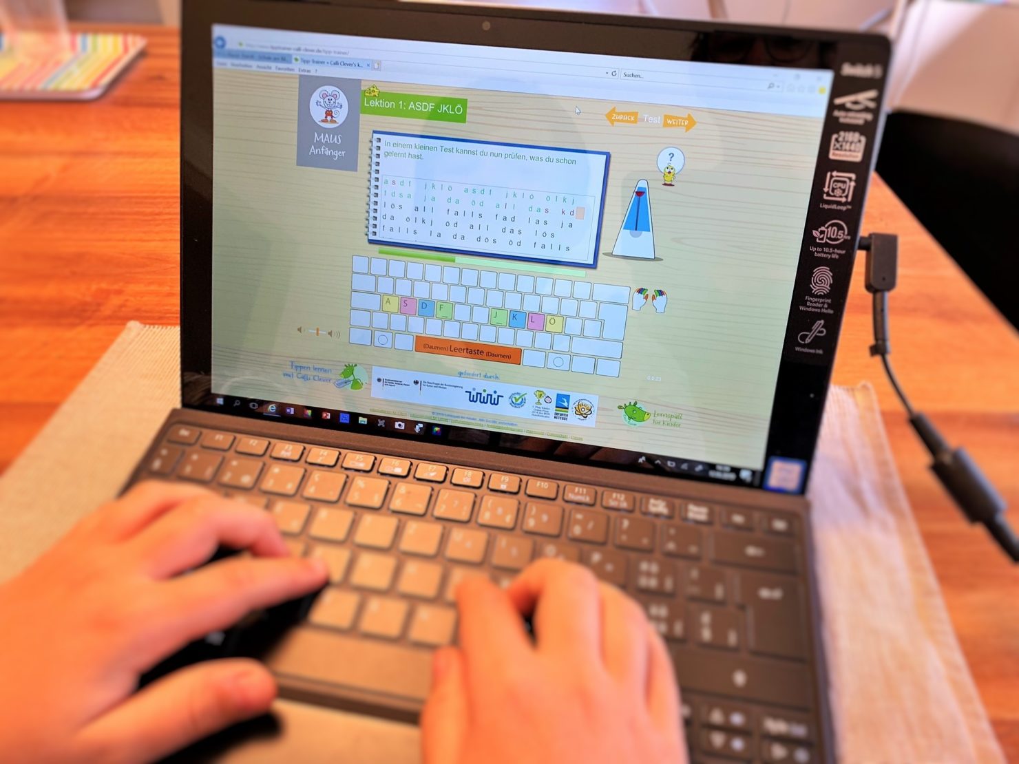 So lernen Kinder heute mit dem Tablet Tastaturschreiben.