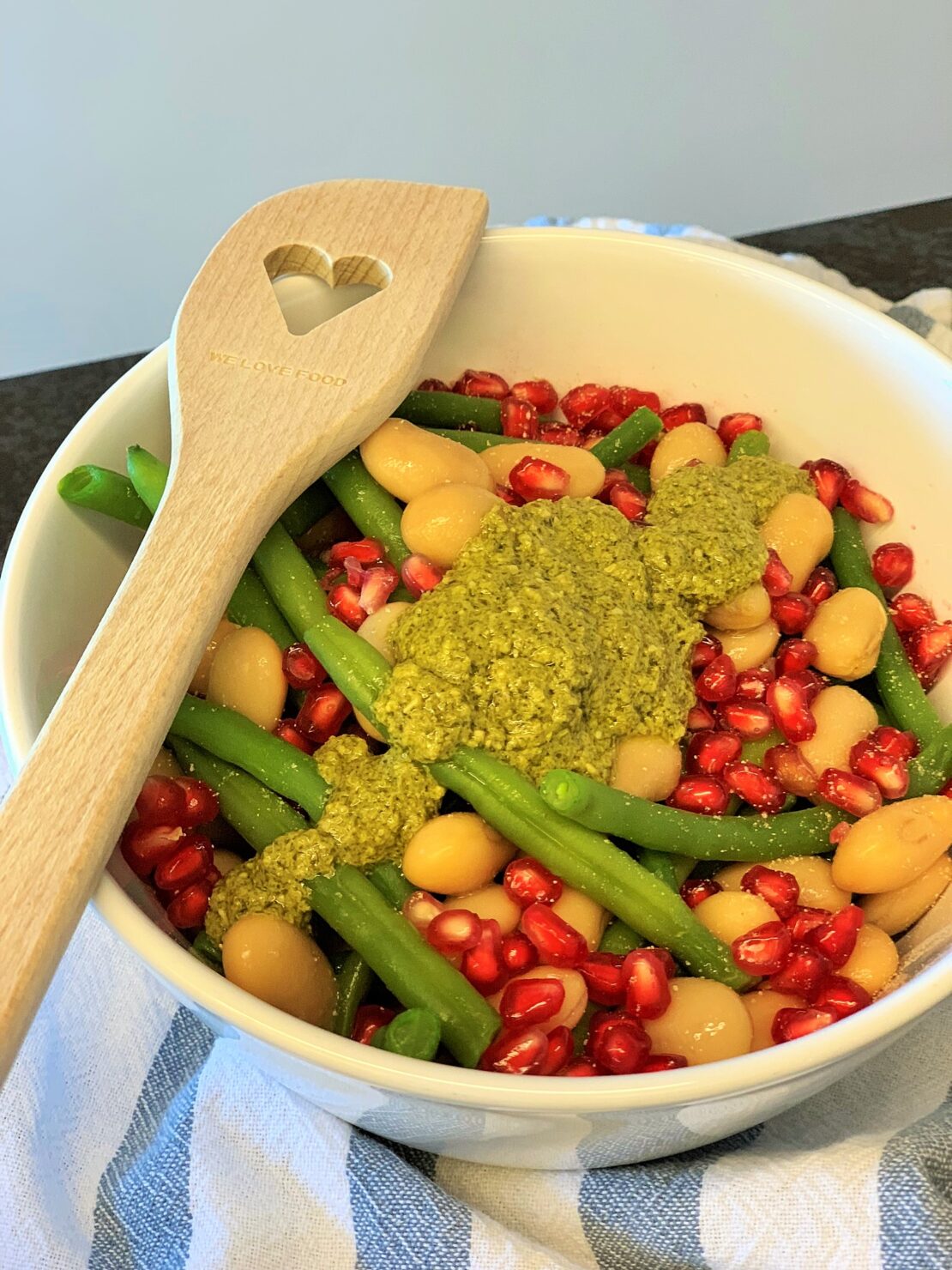 Grün-weisser Bohnensalat mit Pesto und Granatapfelkernen