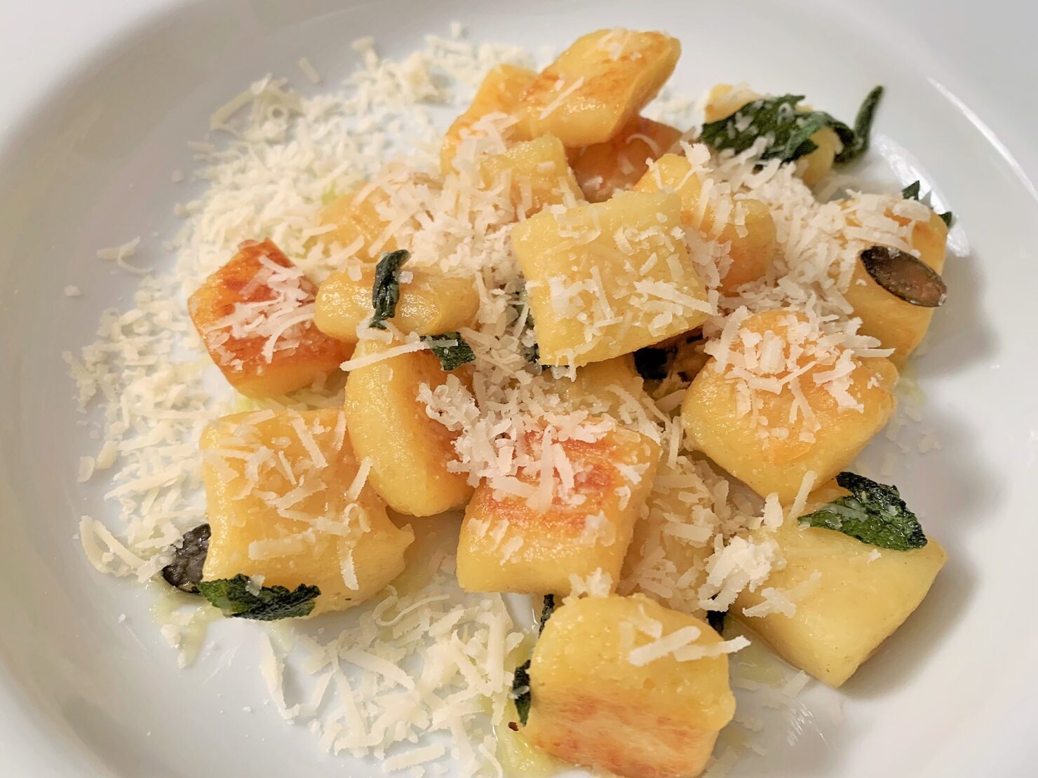 Hausgemachte Kartoffel-Gnocchi mit Butter und Salbei einfach und schnell gemacht.