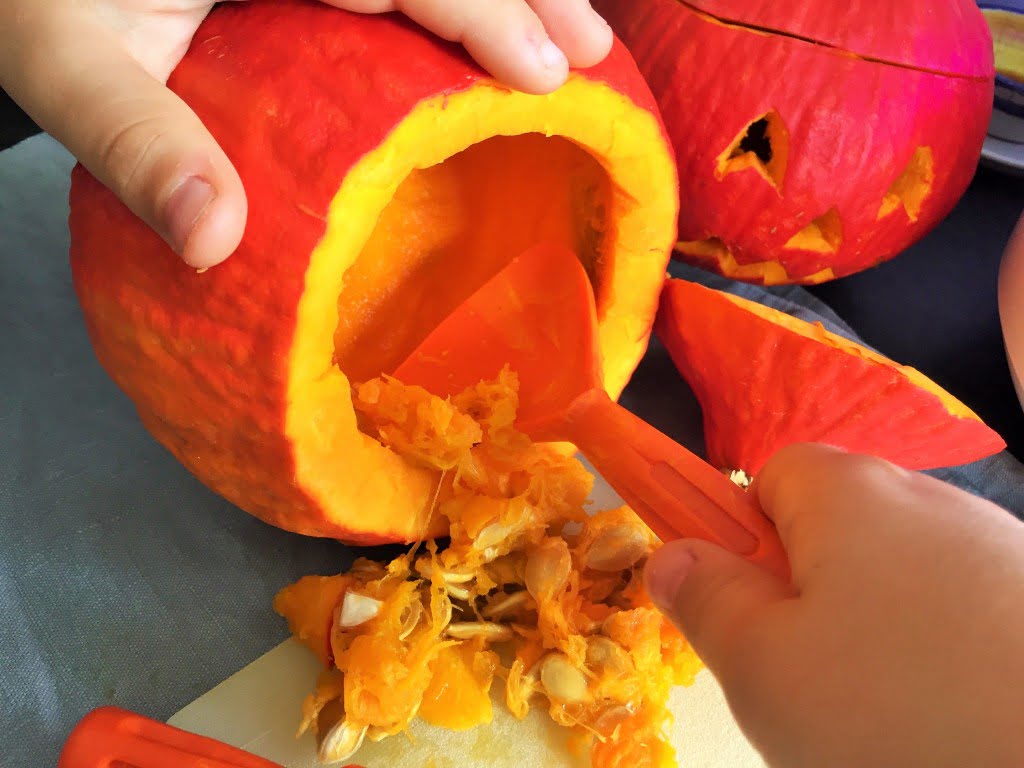Halloween: Grusel-Kürbisse einfach und schnell schnitzen mit Kindern als Dekoration für Haus und Garten