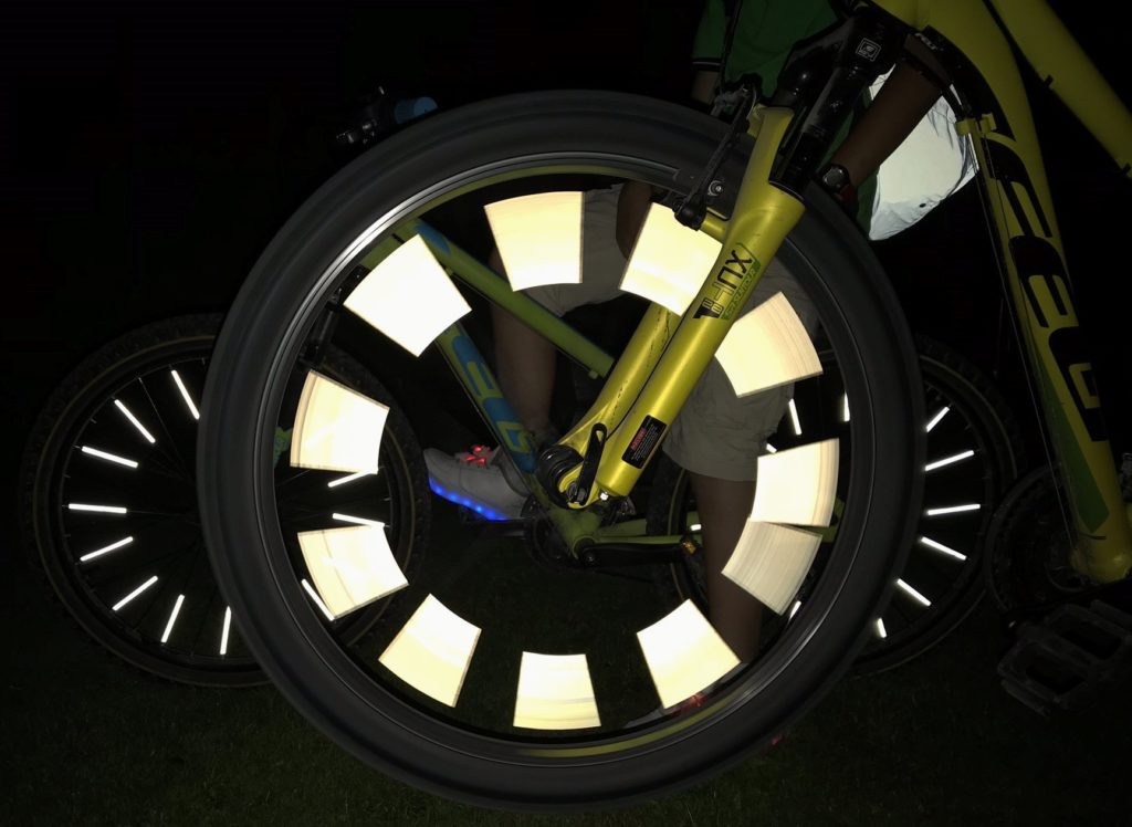 Kinder sichtbar und sicher auf dem Velo unterwegs auf dem Schulweg