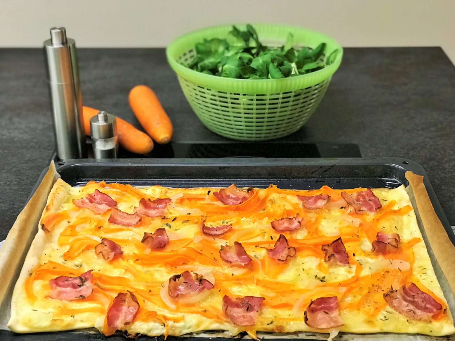 Flammkuchen mit Rüebli, Speck und Quark