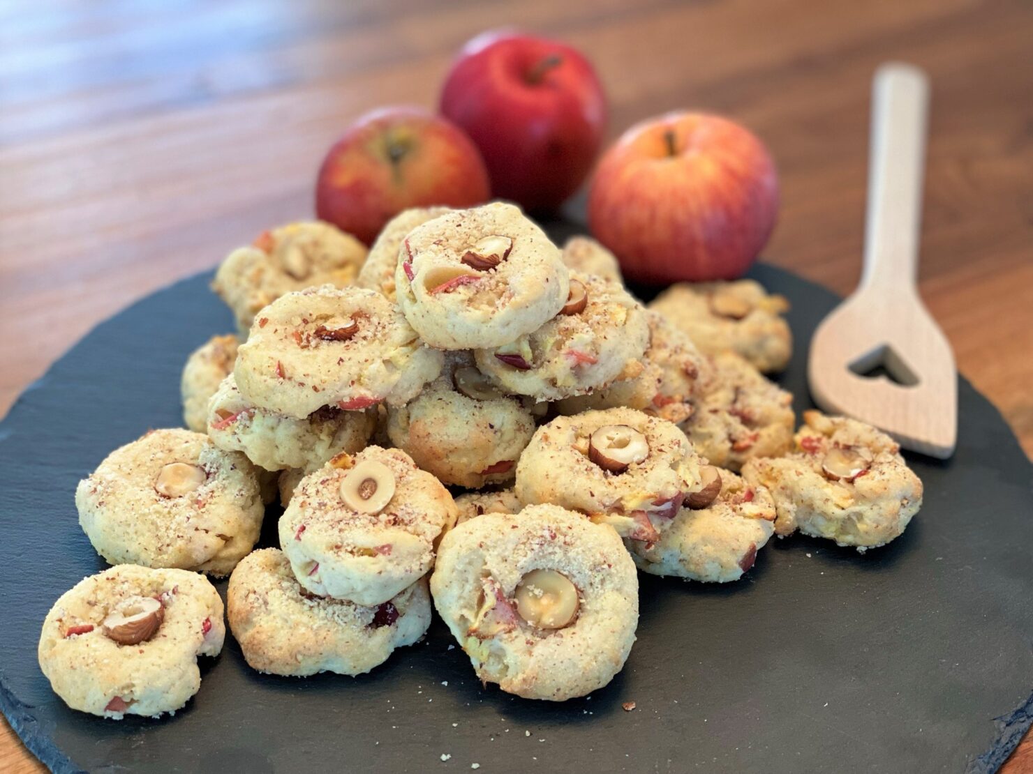 Cookies mit Äpfeln und Haselnüssen