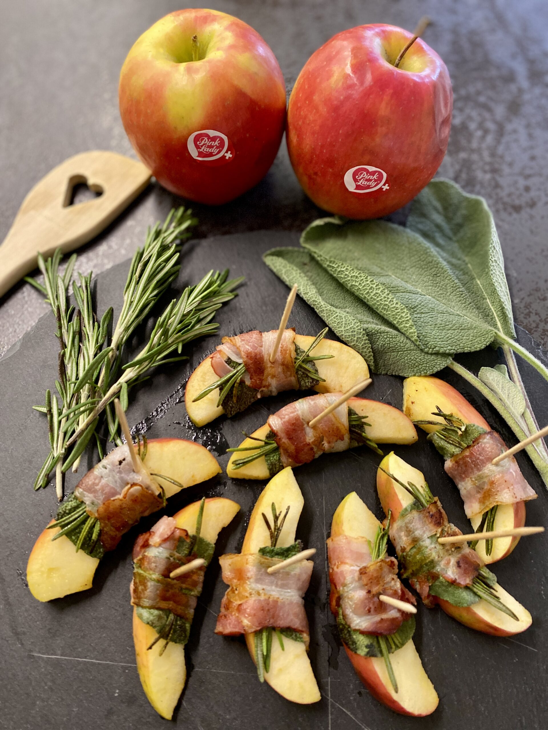Apéro-Apfelschnitze mit Speck, Salbei und Rosmarin