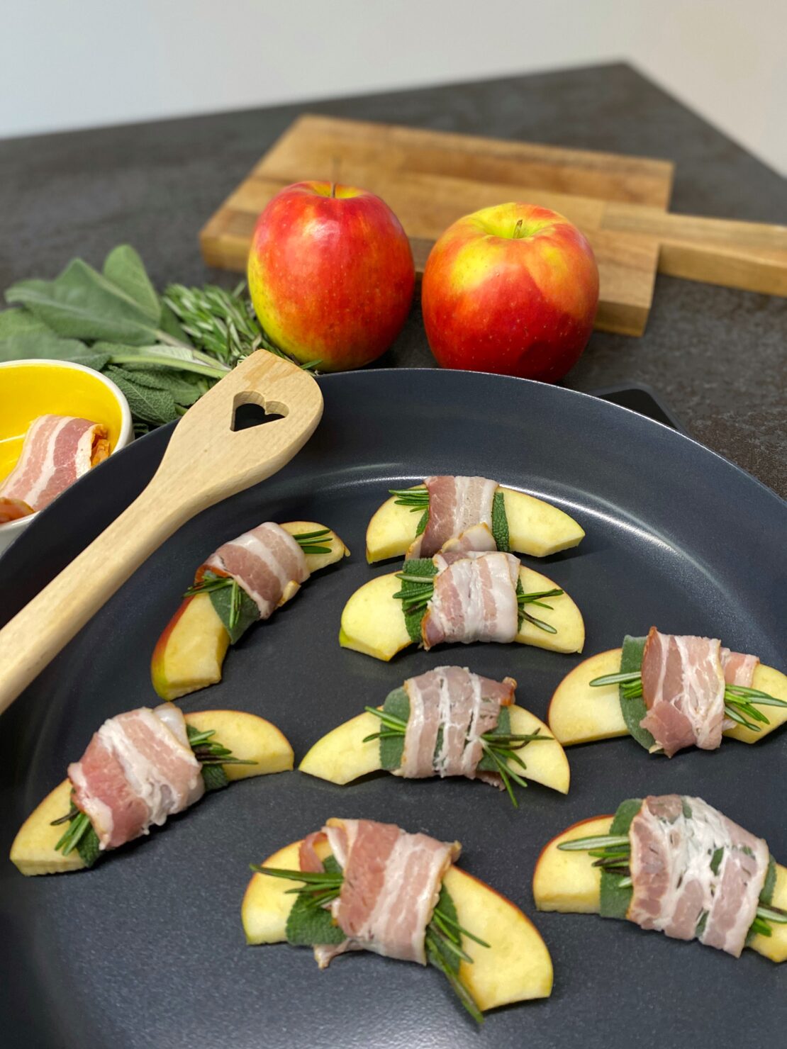 Apfelschnitze mit Speck, Rosmarin und Salbei zum Apéro