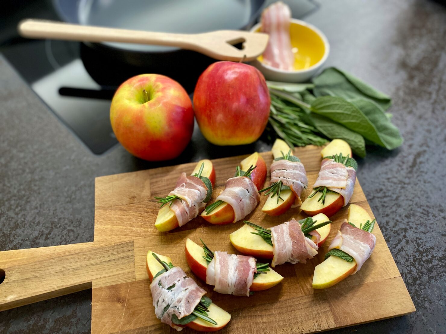 Apéro mit Apfelschnitzen, Speck, Rosmarin und Salbei