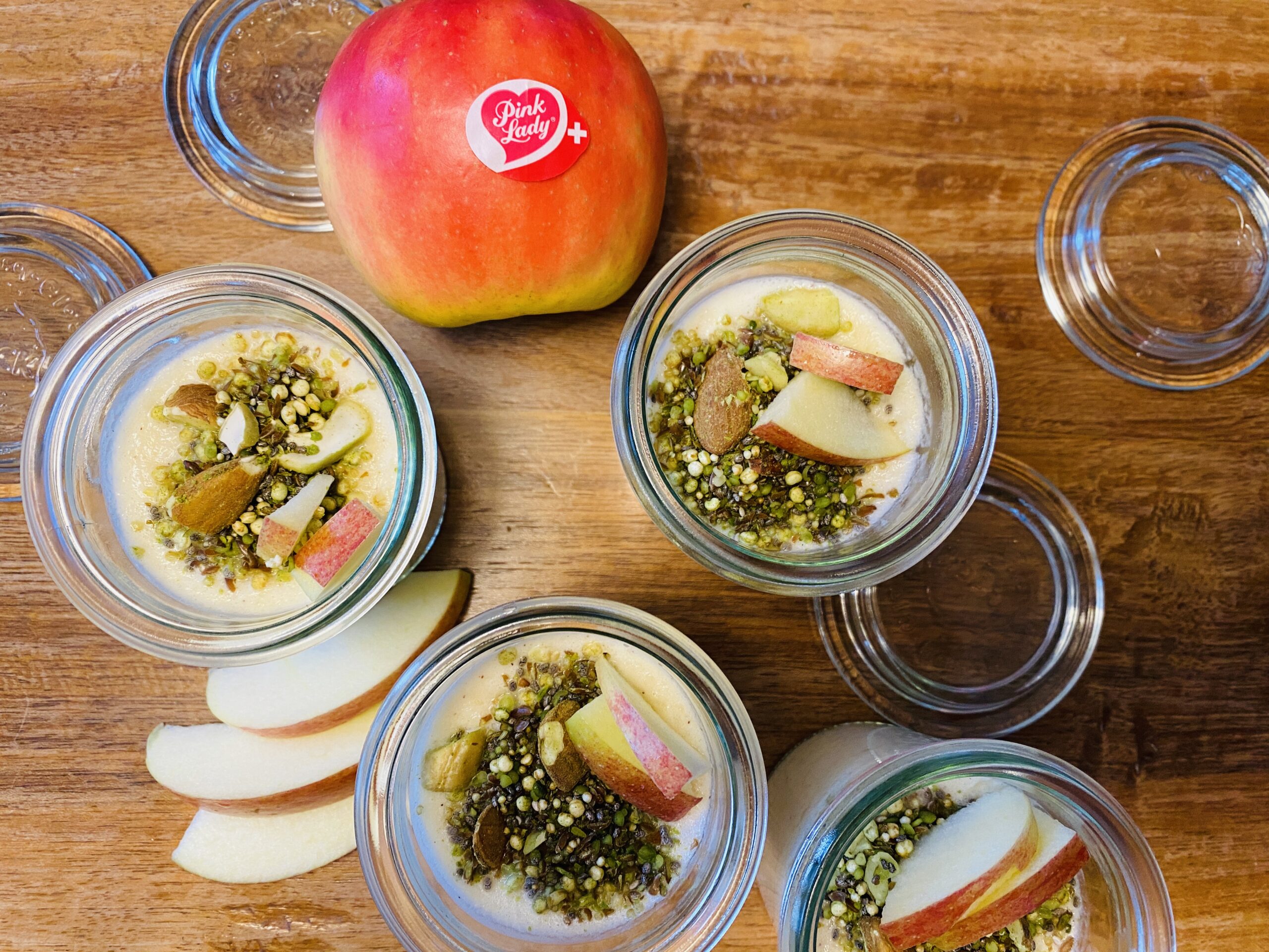 Gesund und leicht – Apfel-Mousse mit Zimt und Superfood-Topping