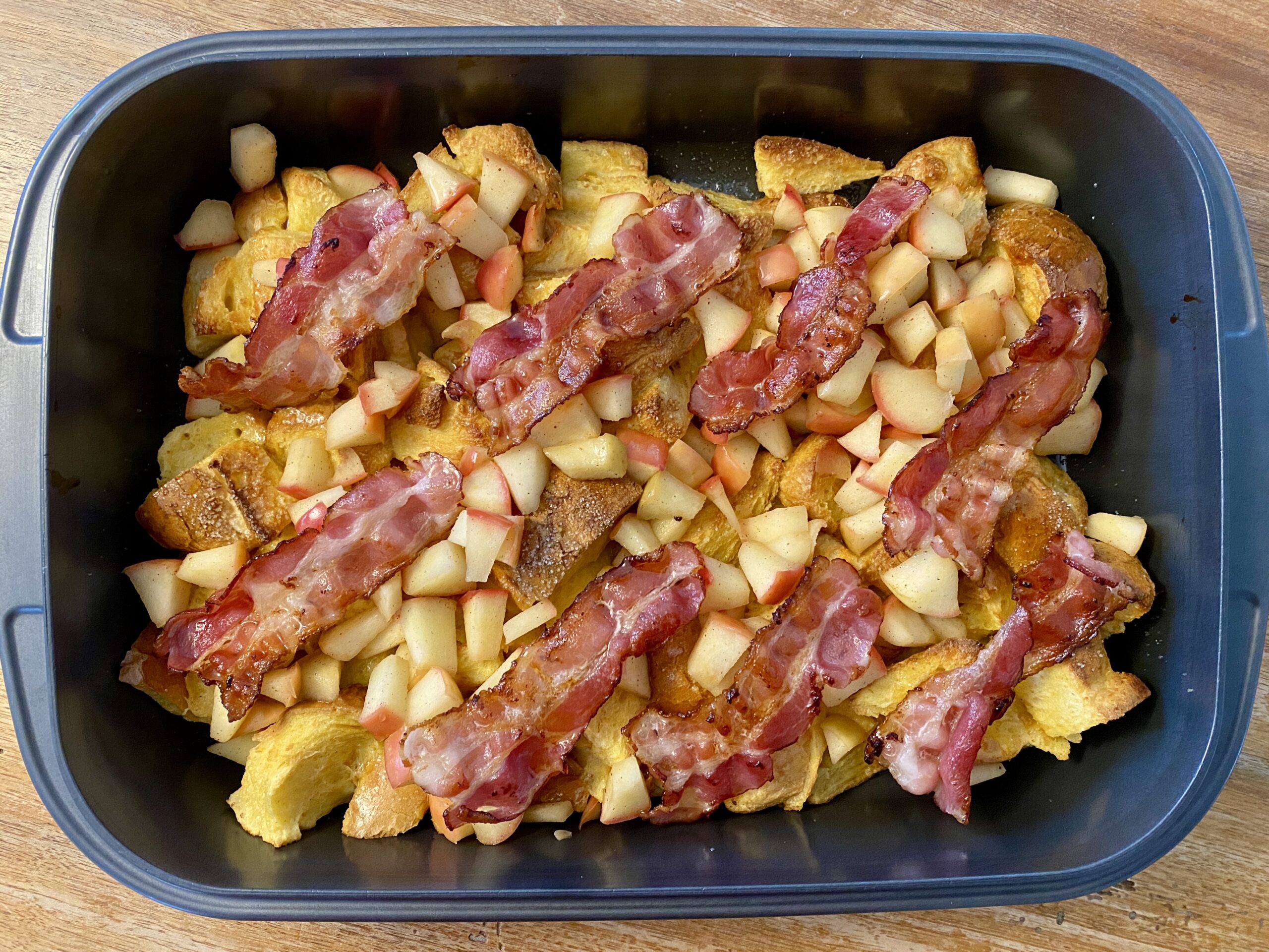 French Toast mit Speck und Äpfeln aus dem Backofen