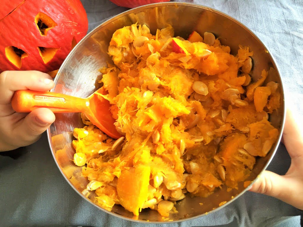 Halloween: Grusel-Kürbisse einfach und schnell schnitzen mit Kindern als Dekoration für Haus und Garten
