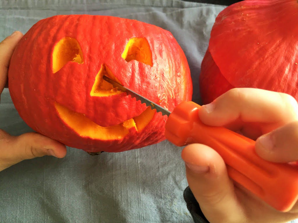 Halloween: Grusel-Kürbisse einfach und schnell schnitzen mit Kindern als Dekoration für Haus und Garten