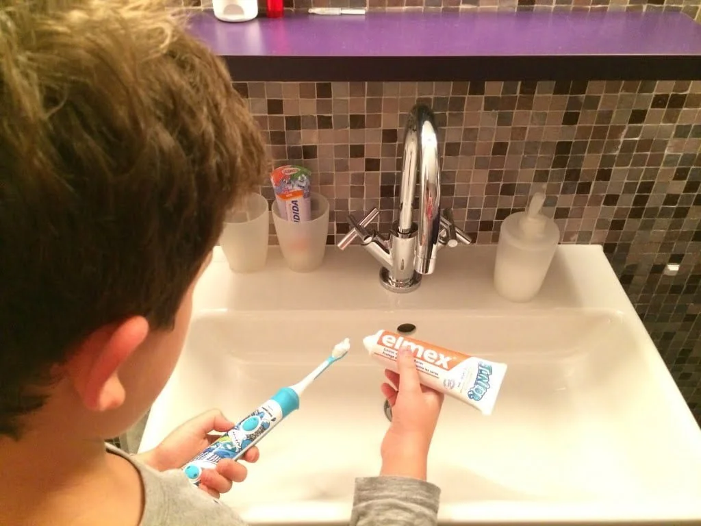 Mundhygiene bei Jugendlichen - Zähne putzen mit Teenagern