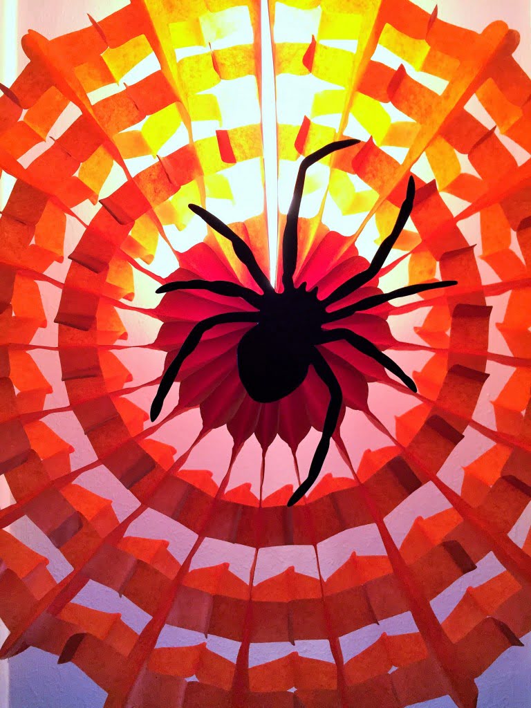 Nicht nur an Halloween toll: Das Spinnennetz darf ruhig länger hängen bleiben