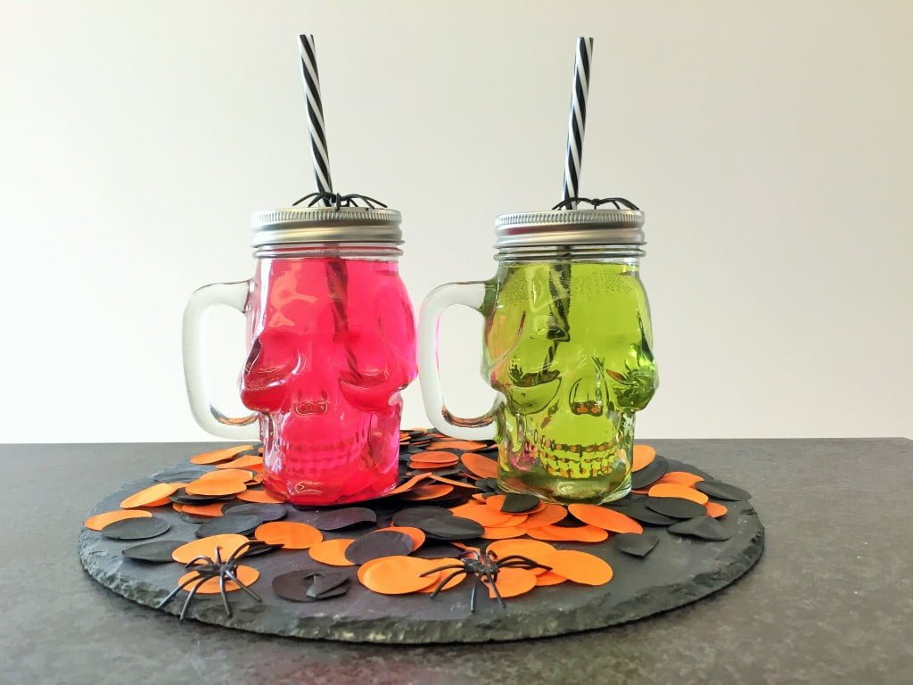 Halloween Dekoration: Etwas bunte Farbe und schon sehen die "gfürchigen" Totenköpfe ganz "anmächelig" aus!