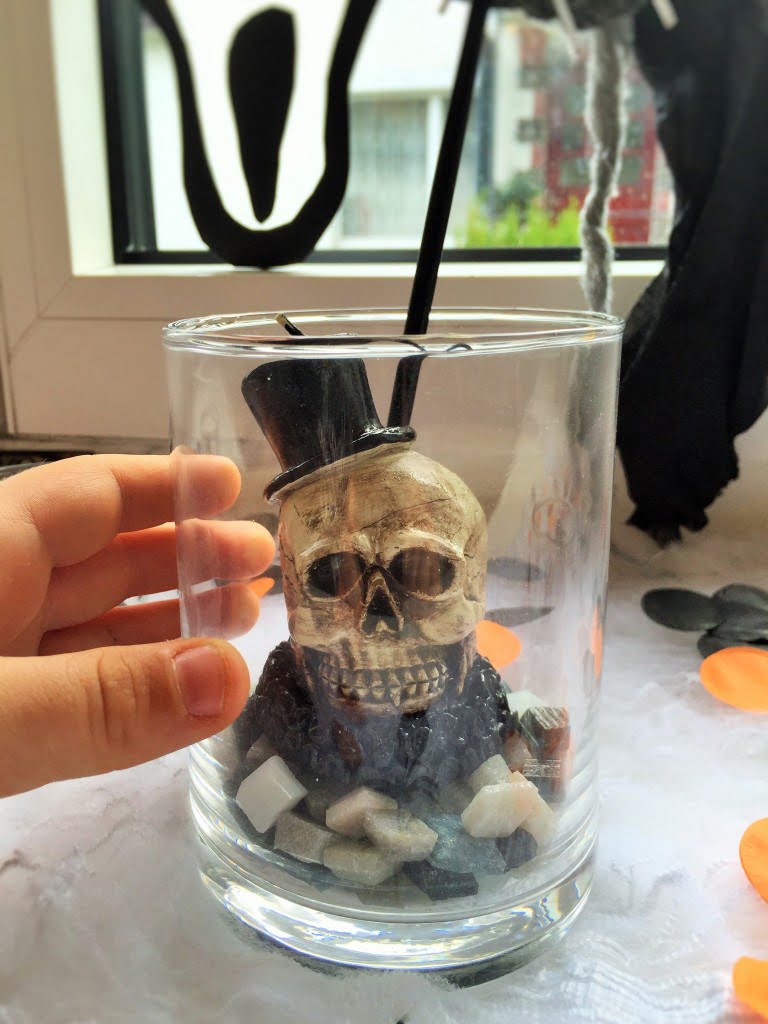 Halloween Dekoration: "Mamma, schau, er passt perfekt zum Scream-Kopf am Fenster"