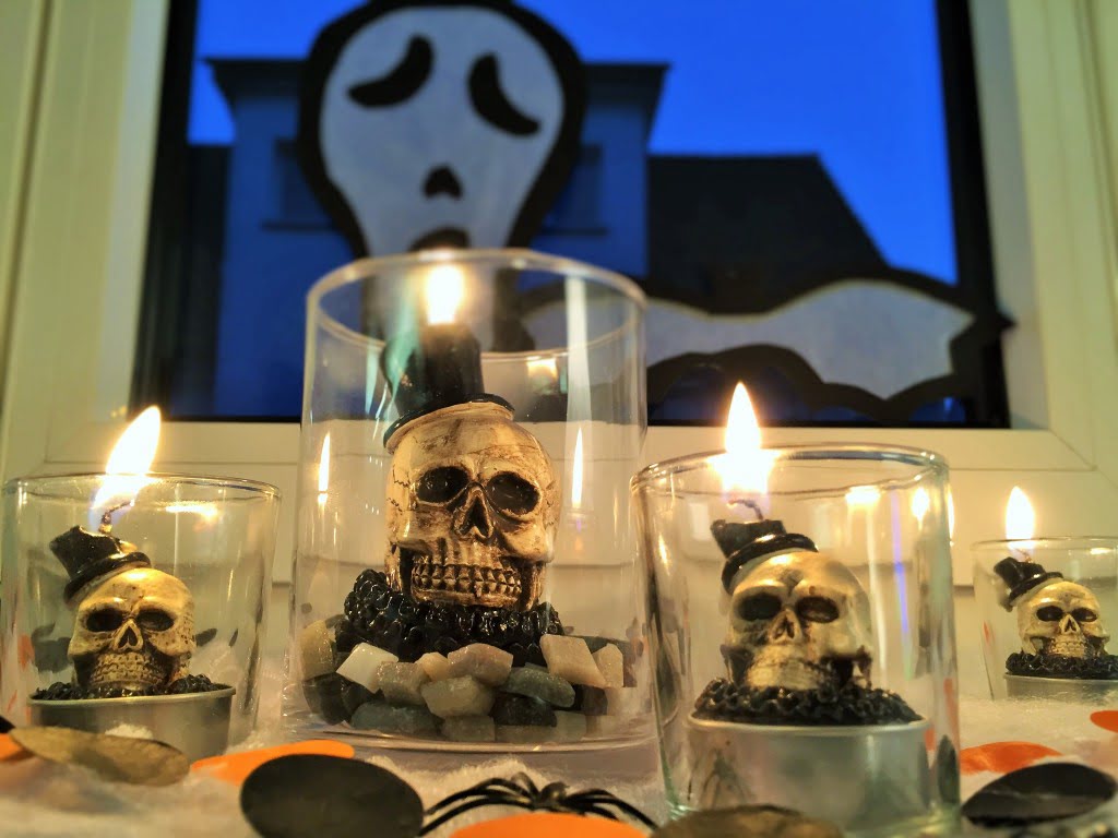 Halloween Dekoration: Tolles Farbenspiel: Abendstimmung und Kerzenlichter