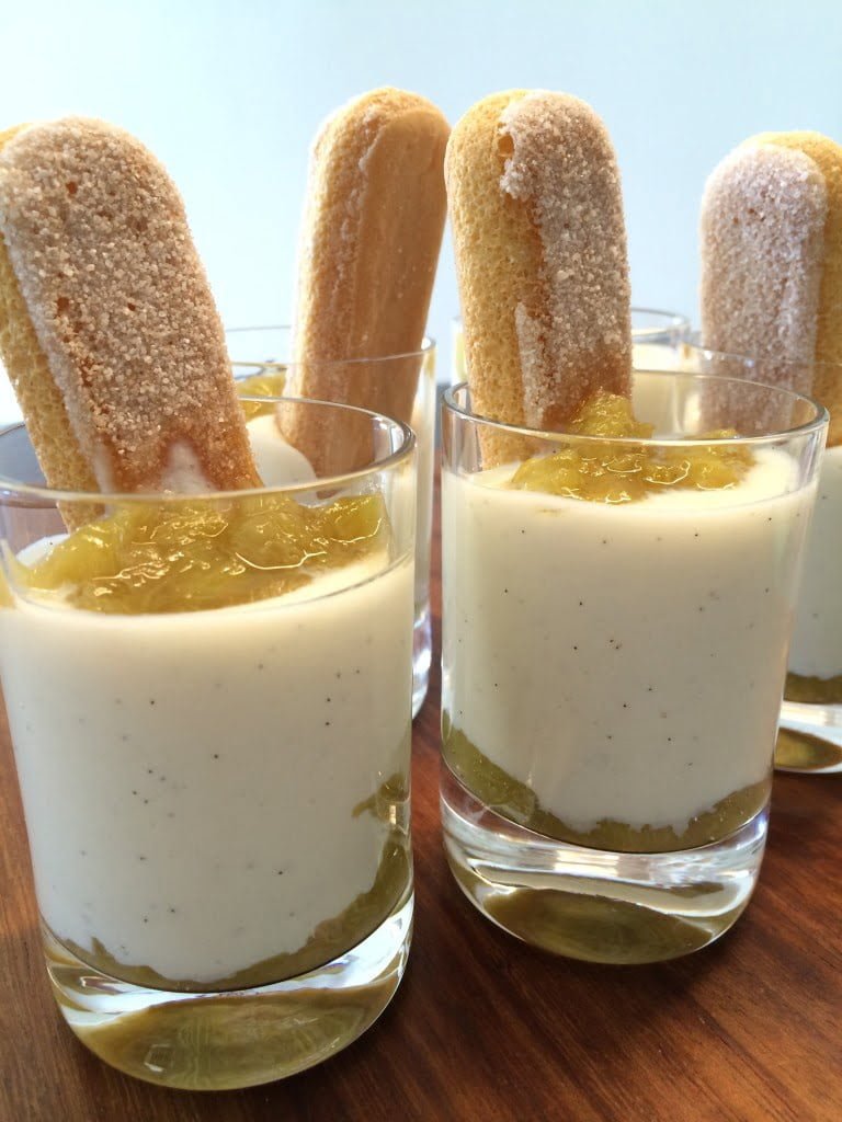 Rhabarber Götterspeise mit Löffelbiscuits